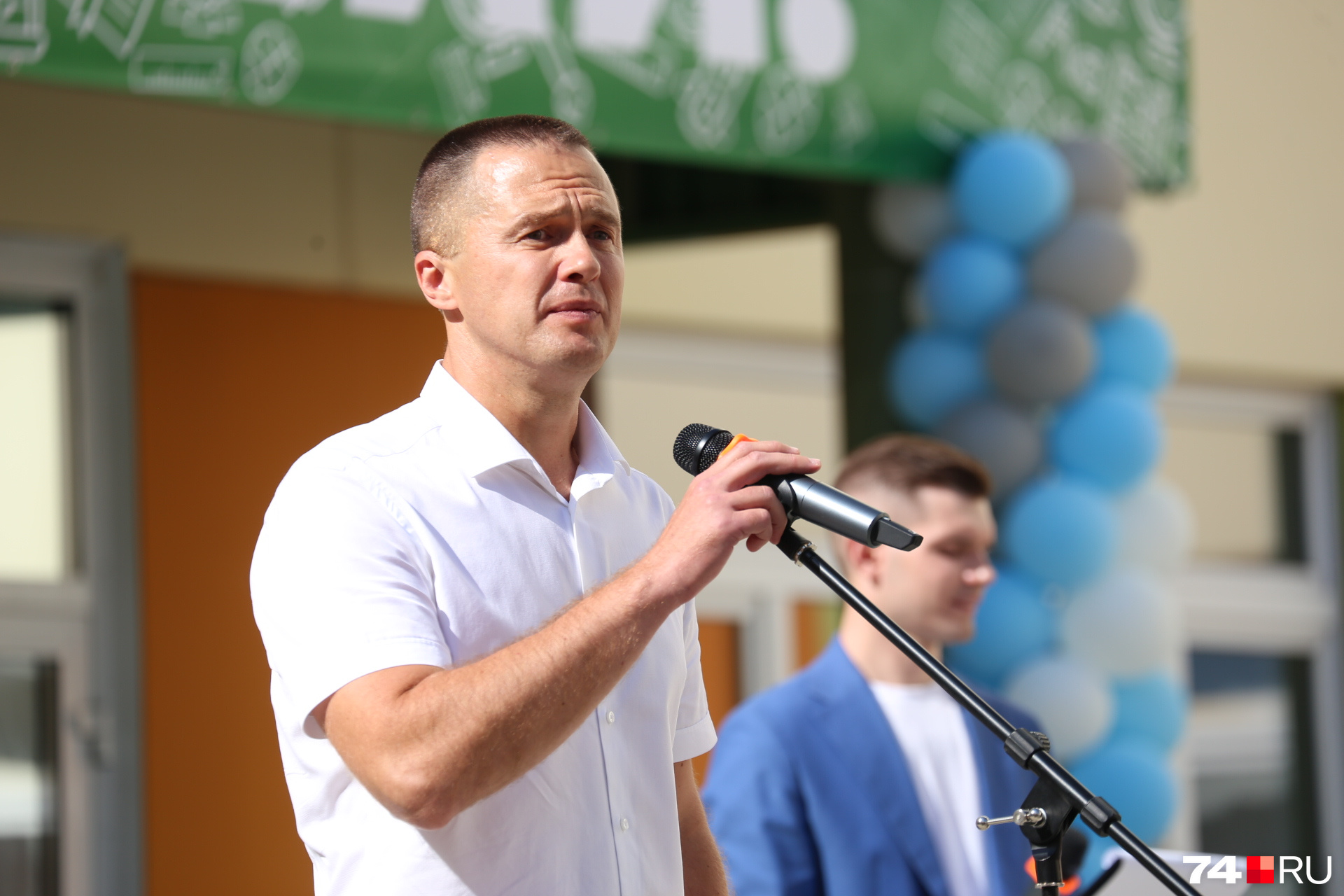 Василий Станиславович поздравил с праздником администрацию школы и всех ее учеников