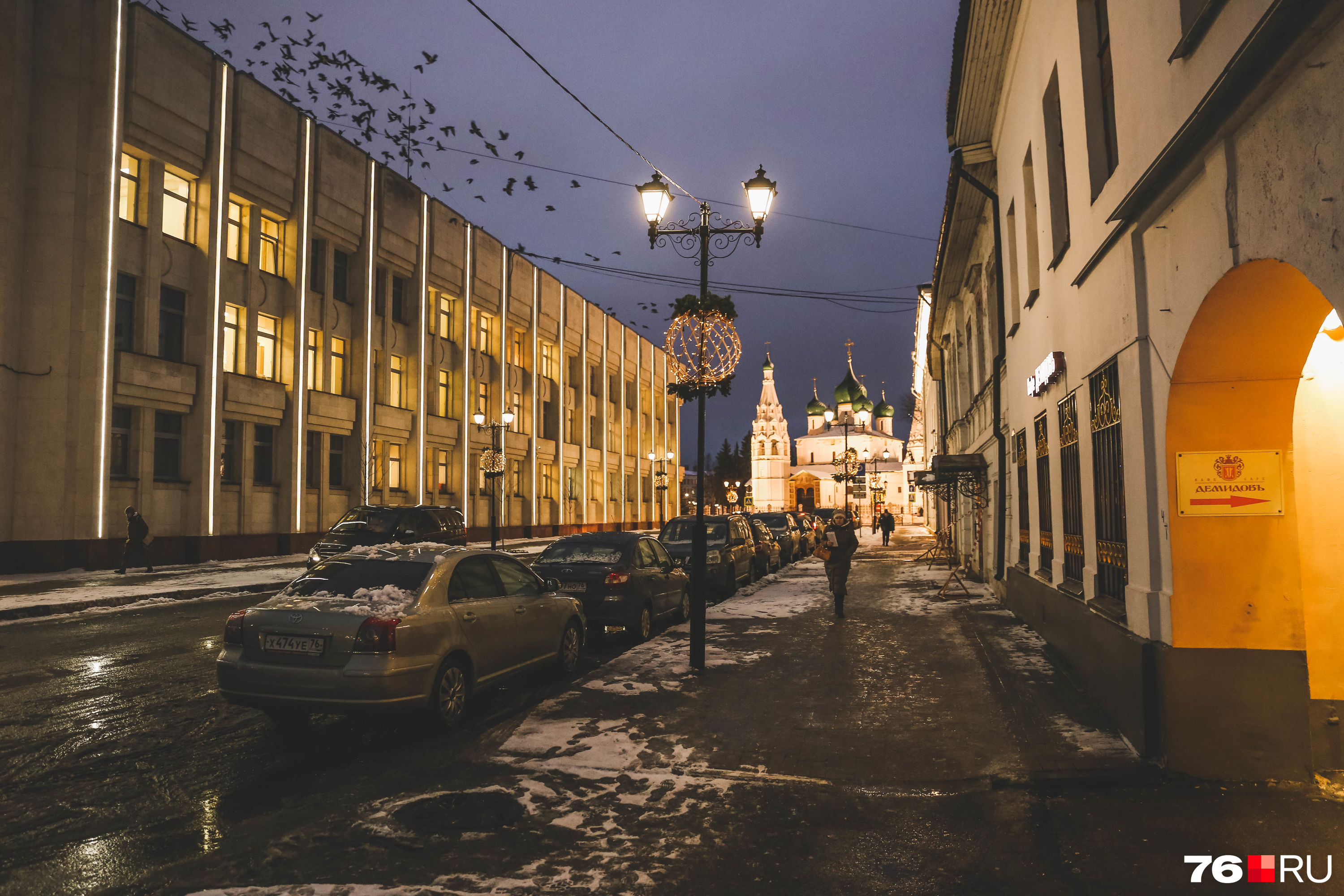 Рядом на улице Кирова украшены фонари