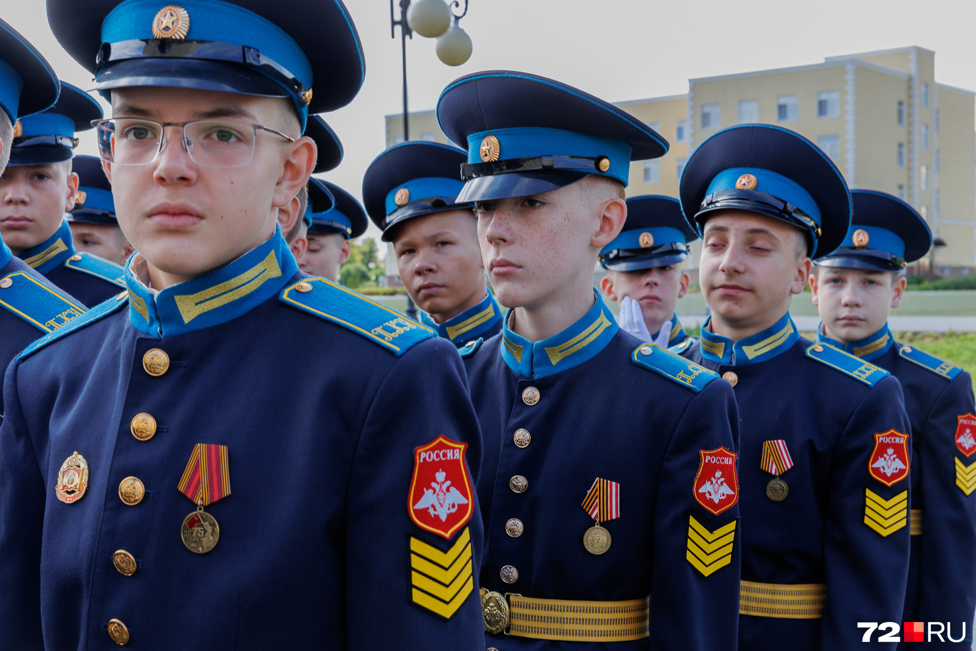 В программе Дня знаний не было веселых песен и танцев, поэтому улыбки в наш кадр не попали В программе Дня знаний не было веселых песен и танцев, поэтому улыбки в наш кадр не попали