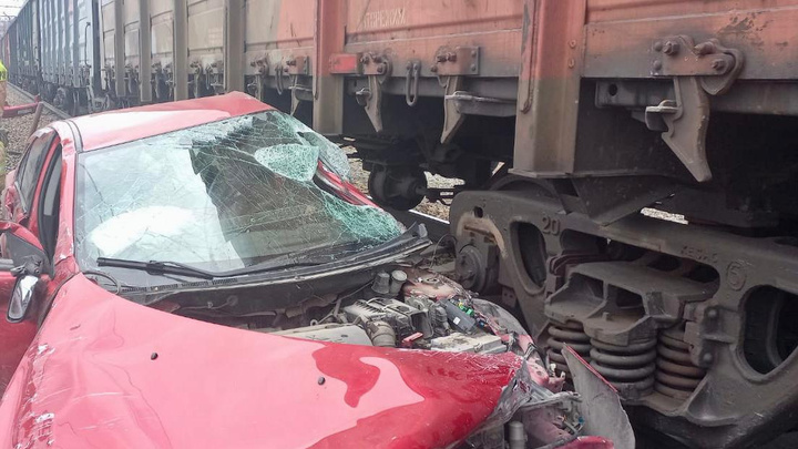 Водитель иномарки погиб в ДТП с поездом в Кузбассе