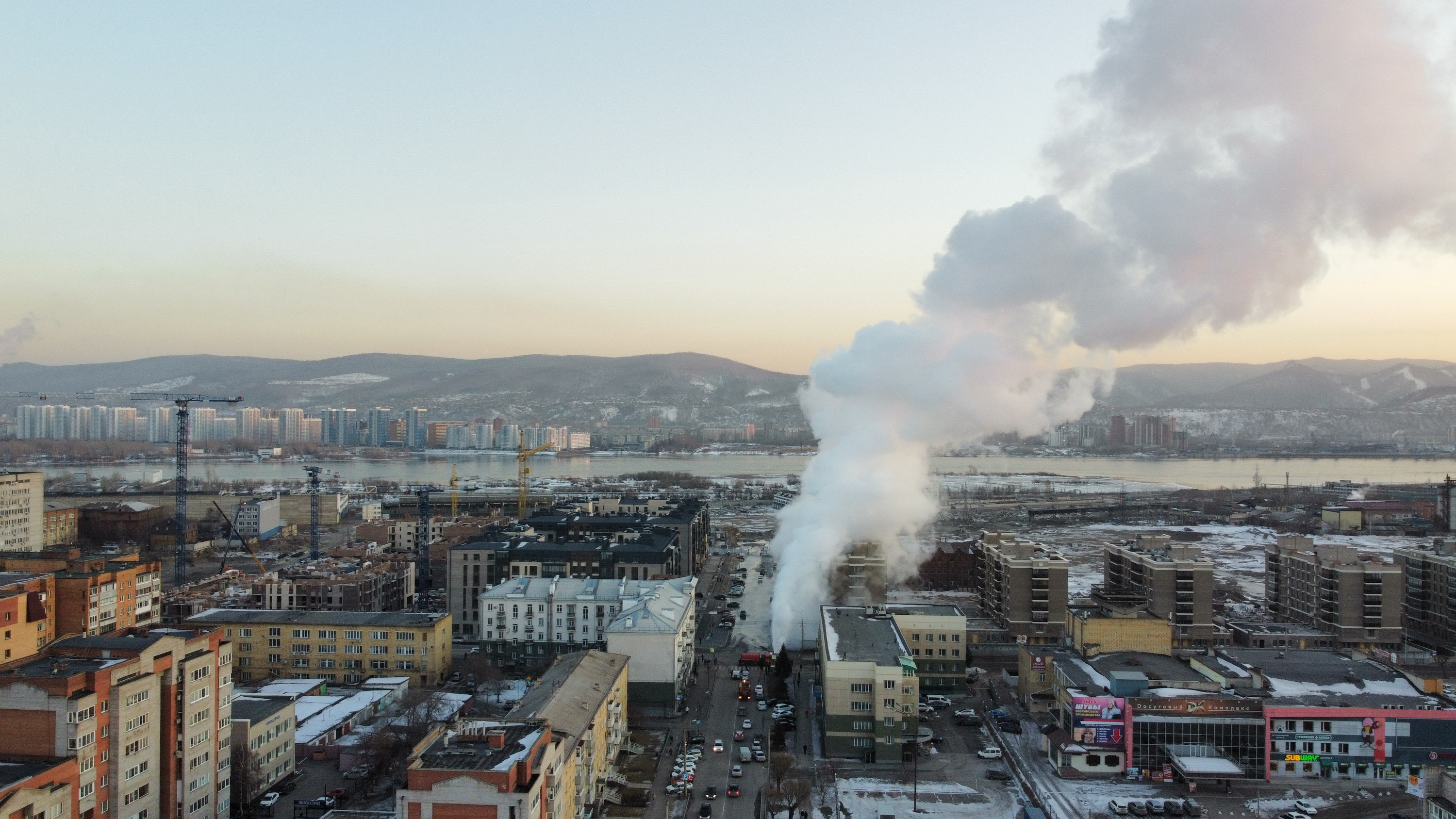 Нгс красноярск. Улицы Красноярска зимой. Красноярск сейчас. Столб воды. Прорвало трубу.