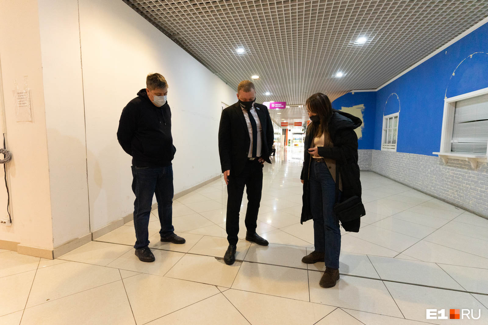 Экскурсию по «Аиде» Владимир Смирнов (на фото в центре) провел с Альбертом Ахматгалиевым, директором управляющей компании (на фото слева)