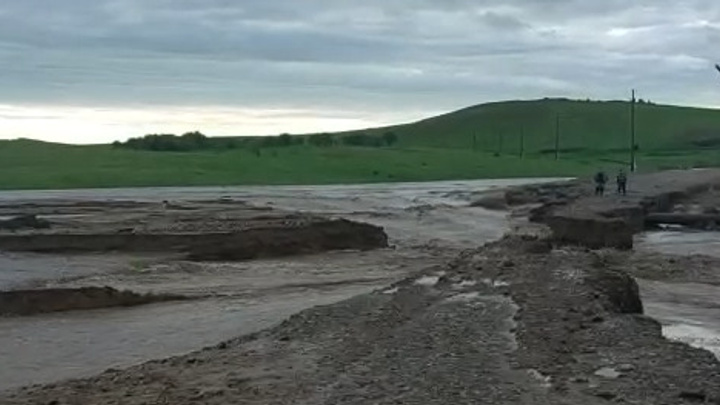 Часть дороги снесло водным потоком в районе Забайкалья