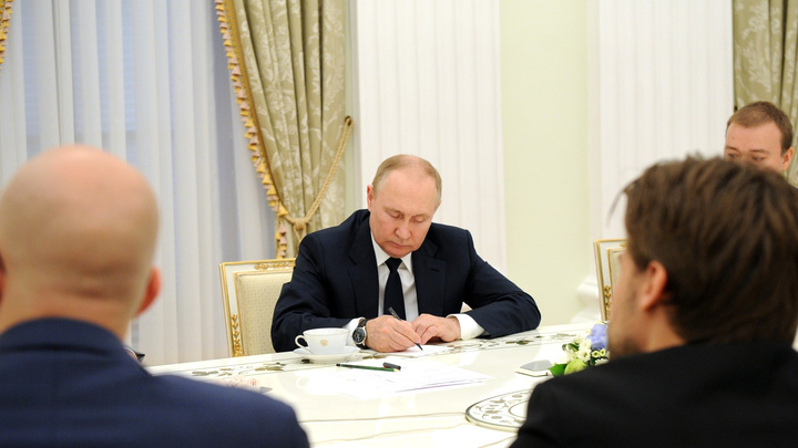 Путин поднял зарплату себе, Мишустину и министрам
