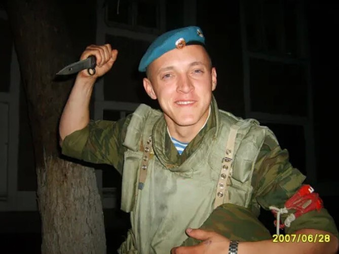 У Александра был армейский опыт: с 2005 по 2007 год он служил в ВДВ