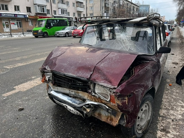 Автомобиль «Лада» сильно пострадал Автомобиль «Лада» сильно пострадал