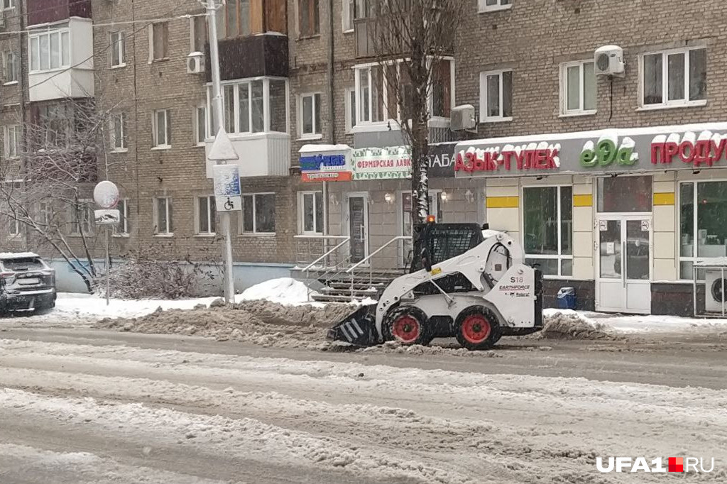 Всего на уборку города задействовано 485 единиц техники и 1912 рабочих