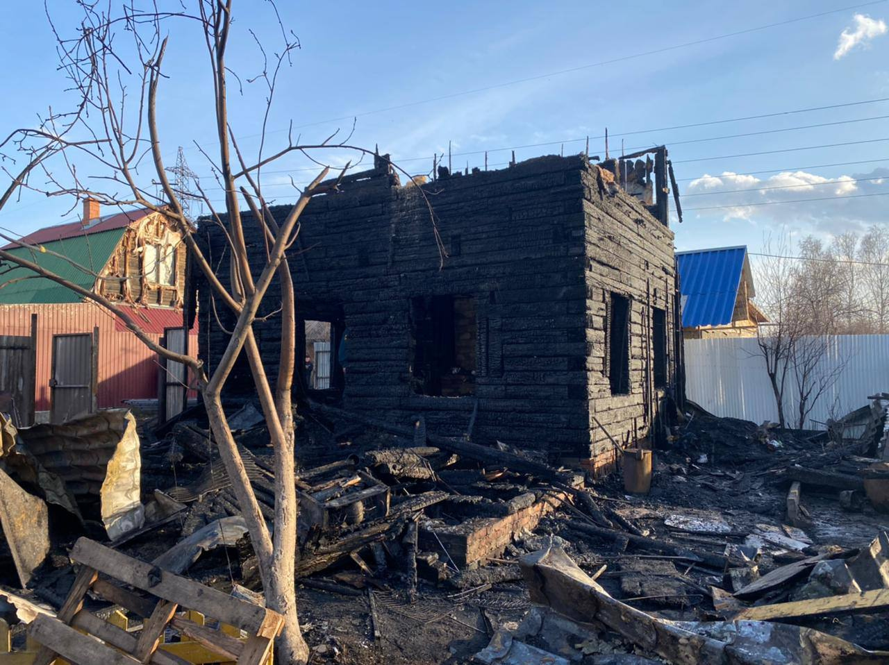 Огонь практически полностью уничтожил дом
