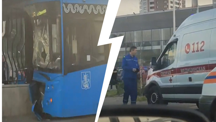 В Химках автобус врезался в остановку. 13 человек пострадали. Фото и видео с места событий