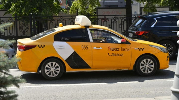 В Екатеринбурге таксист украл с карты пассажира почти 20 тысяч рублей