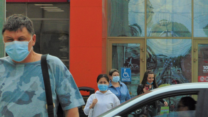 Масочный режим чиновника: в Иркутске маски уже почти никто не носит, но власти этого не замечают