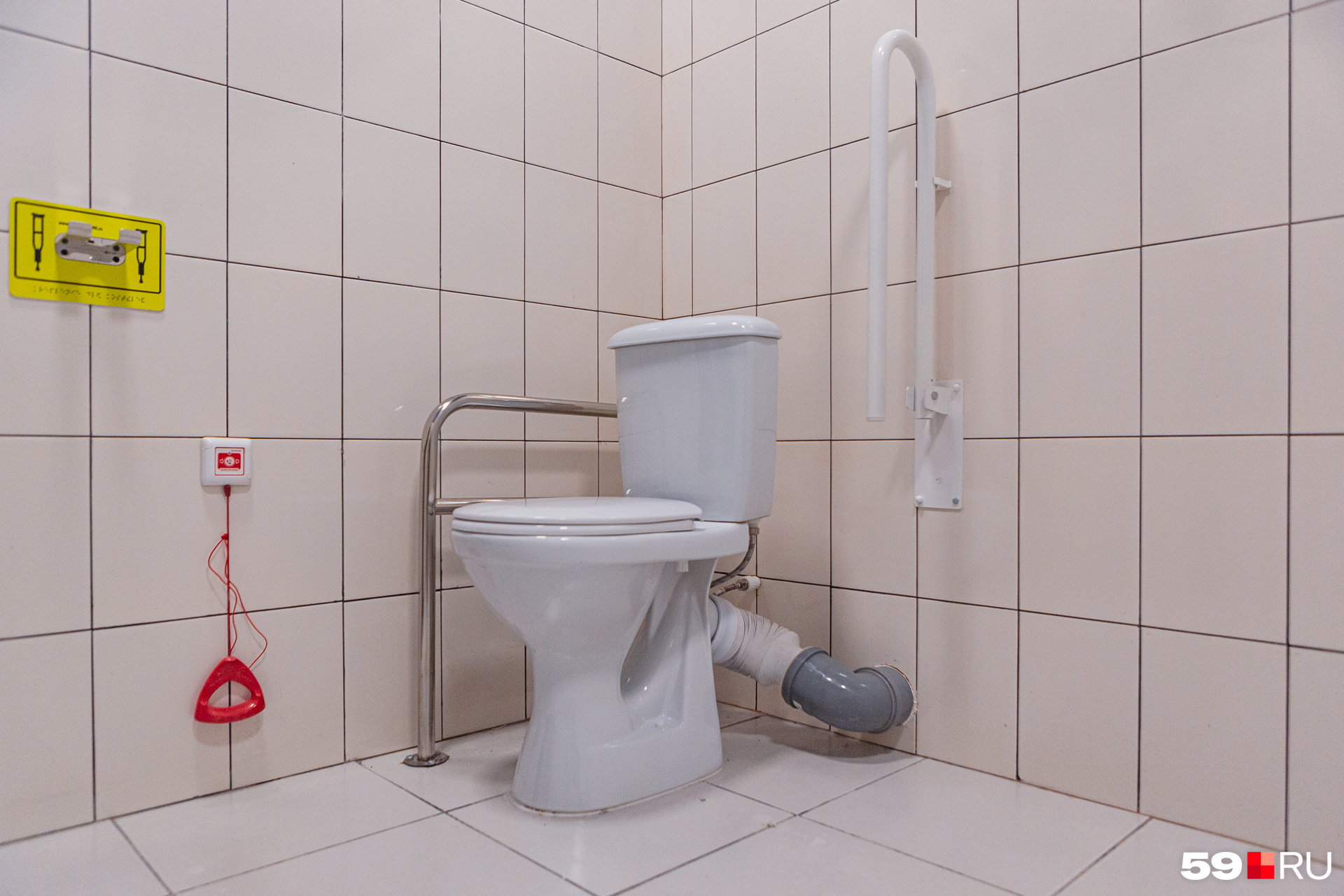 В туалетах тоже есть удобства для маломобильных посетителей