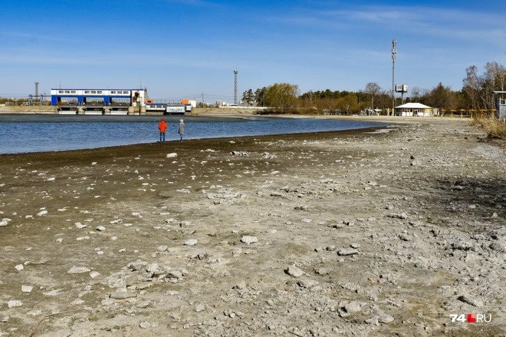 Весной так выглядел берег обмелевшего Шершневского водохранилища, сейчас ситуация изменилась Весной так выглядел берег обмелевшего Шершневского водохранилища, сейчас ситуация изменилась