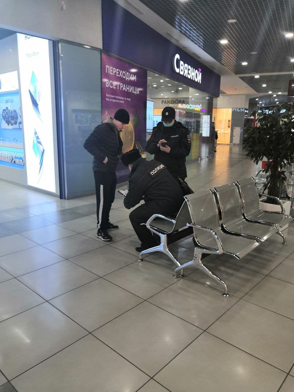 В ТЦ сейчас могут попасть только те, у кого есть QR-коды, но даже для них масочный режим никто не отменял В ТЦ сейчас могут попасть только те, у кого есть QR-коды, но даже для них масочный режим никто не отменял