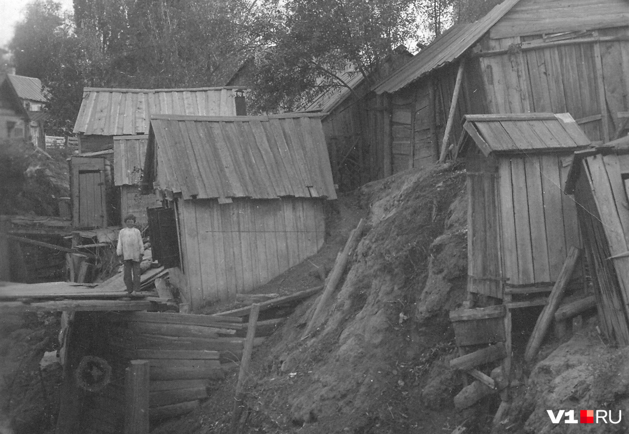 В Волгограде холера уже была. Это фото распространяли с подписью: «Отхожие места Царицына — источники холеры!»