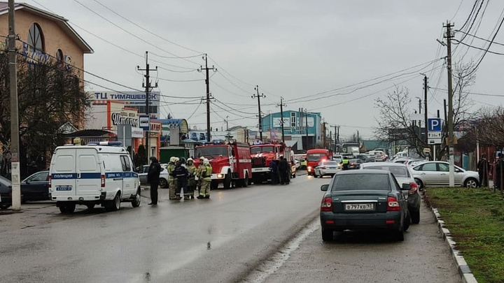 В Тимашевске эвакуировали людей из торгового центра из-за сообщения о минировании
