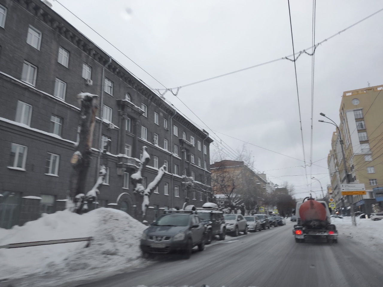 А такая гора снега — на улице Советской А такая гора снега — на улице Советской