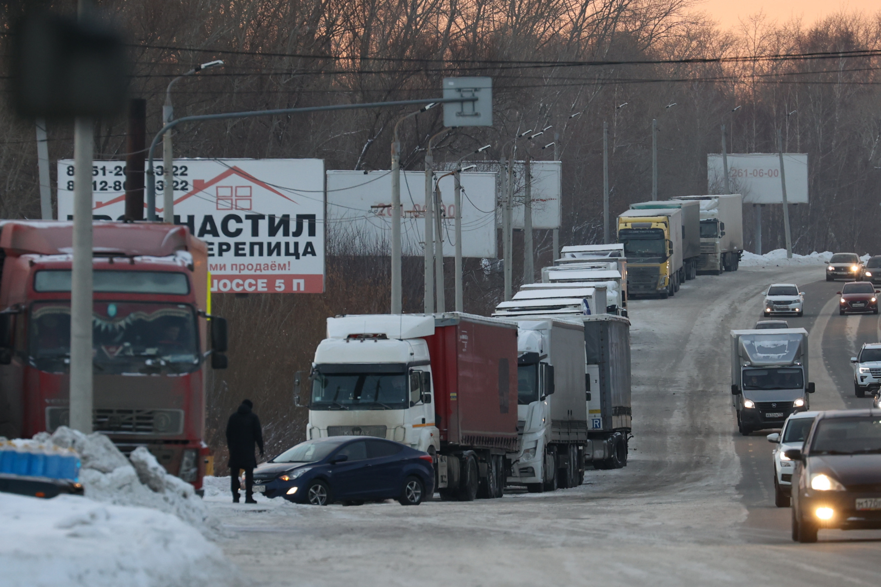 Пробка из фур выстроилась на трассе Чита — Хабаровск из-за снега