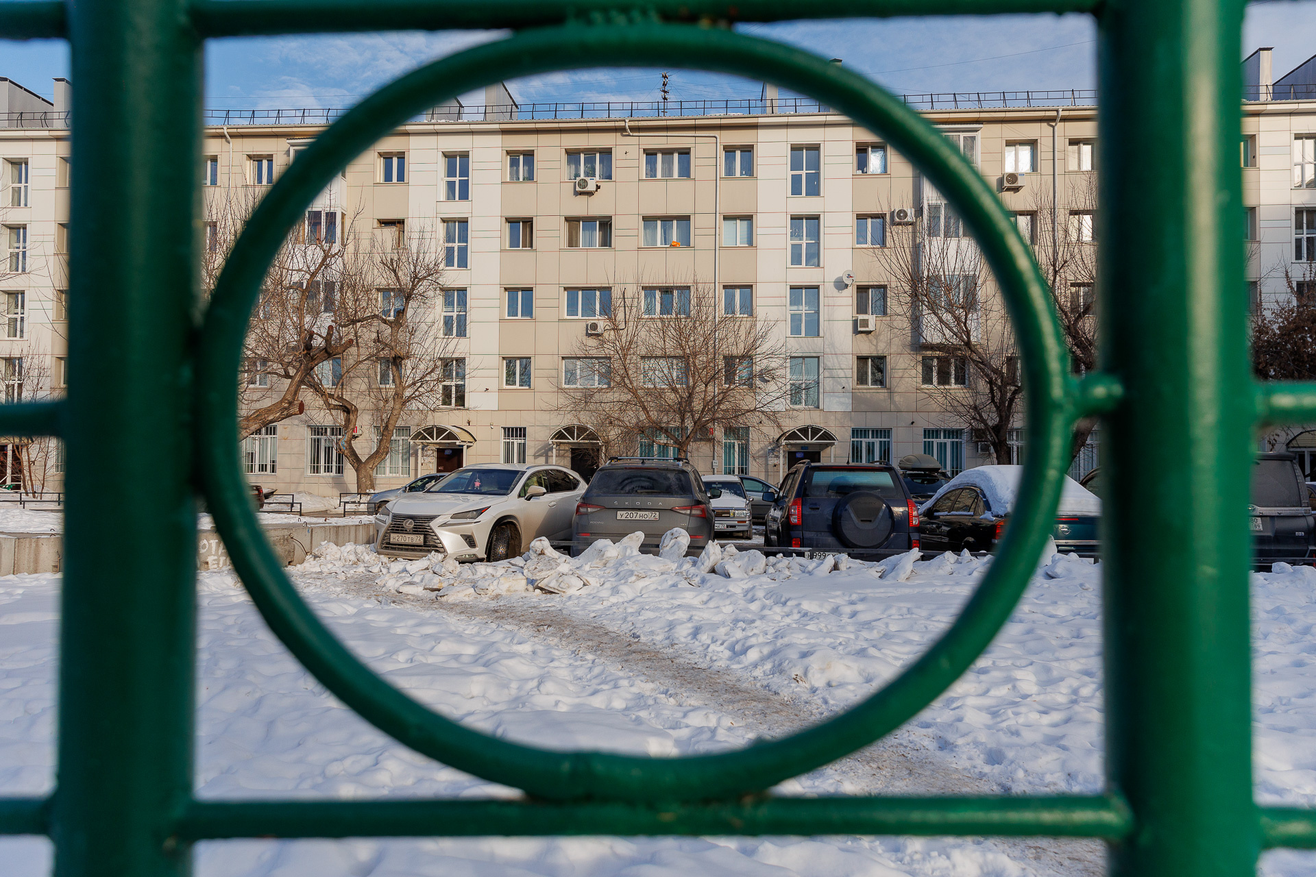 Внутри двор выглядит обычно, но и здесь есть свои секреты Внутри двор выглядит обычно, но и здесь есть свои секреты