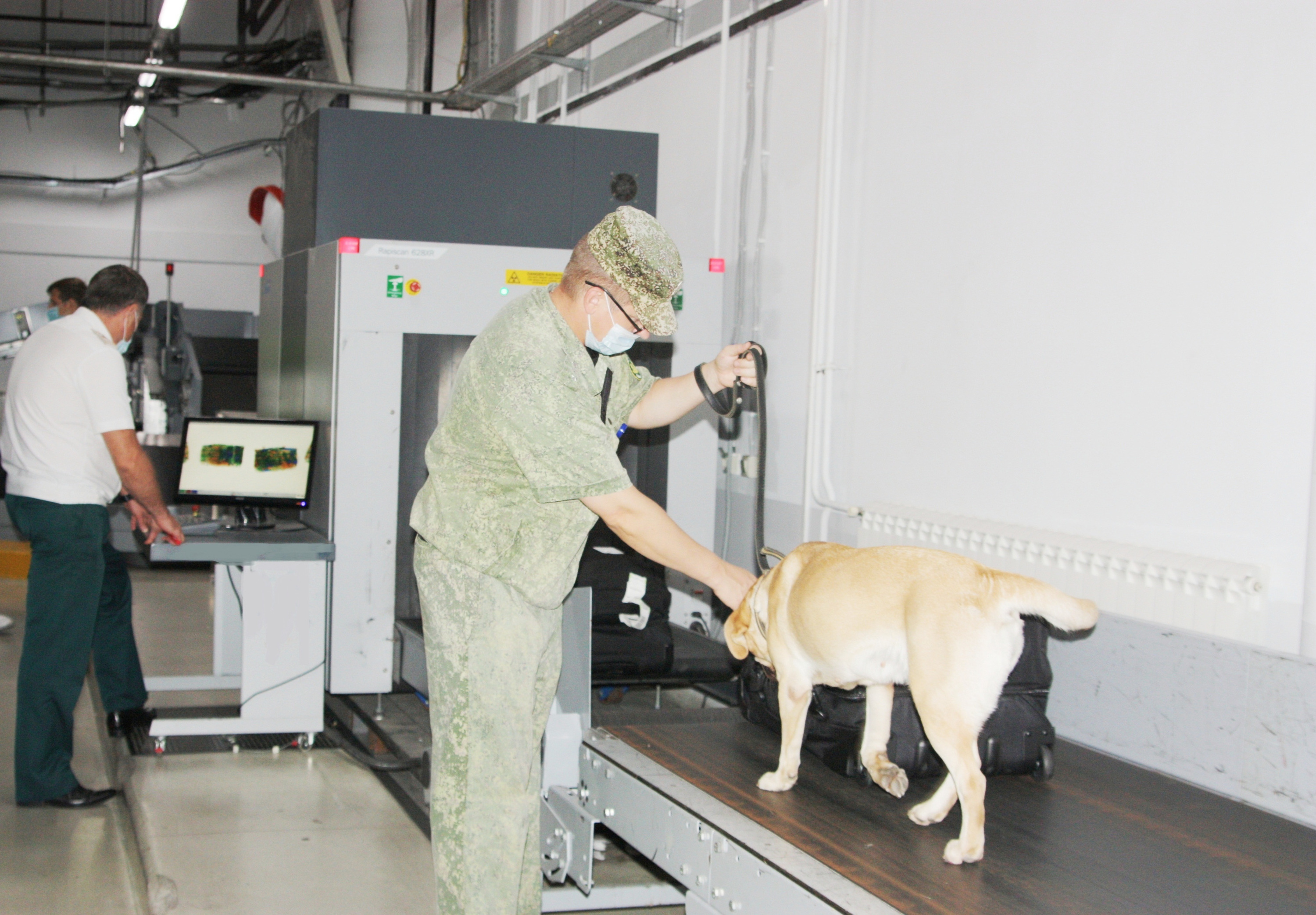 Для обеспечения безопасности, исключения провоза запрещенных предметов и веществ на осмотре багажа работают специалисты-кинологи со служебными собаками
