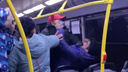«Упали на маленькую девочку»: в Ярославле двое мужчин подрались в автобусе. Видео
