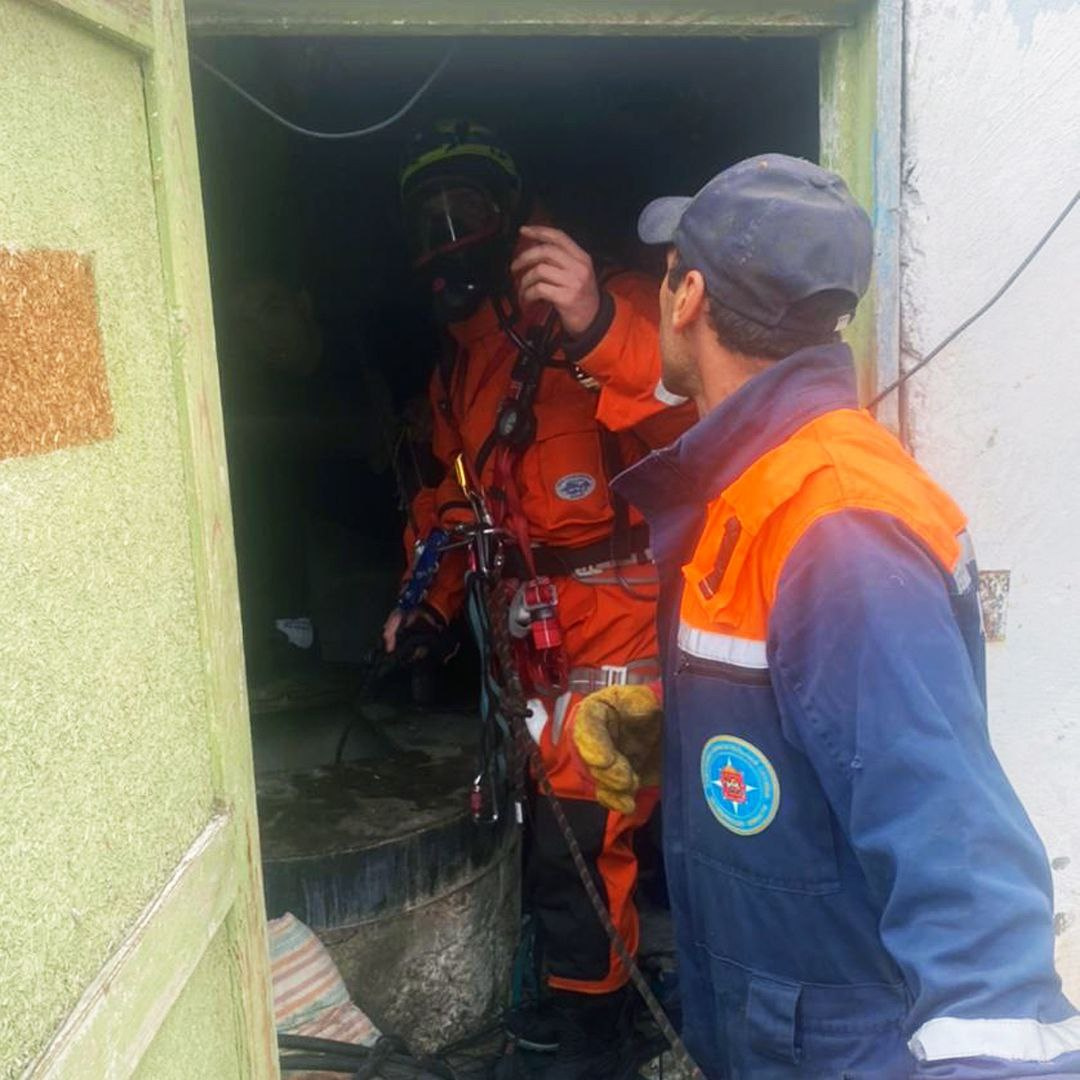 Спасателям пришлось надевать спецснаряжение и дыхательные аппараты, чтобы погрузиться в колодец