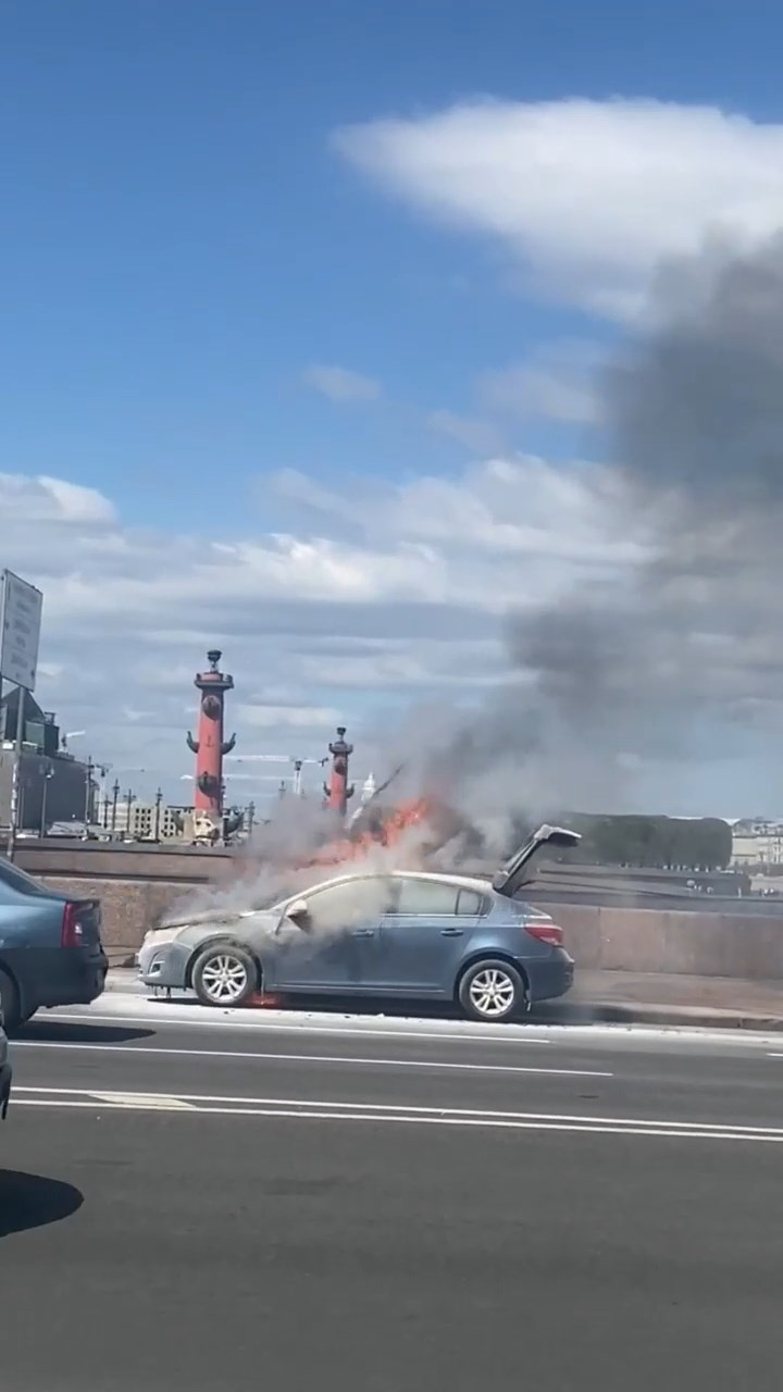 Автомобили сгорели в Петербурге на Магнитогорской, Просвещения и Дворцовой  набережной 23 мая 2022г. - 23 мая 2022 - ФОНТАНКА.ру