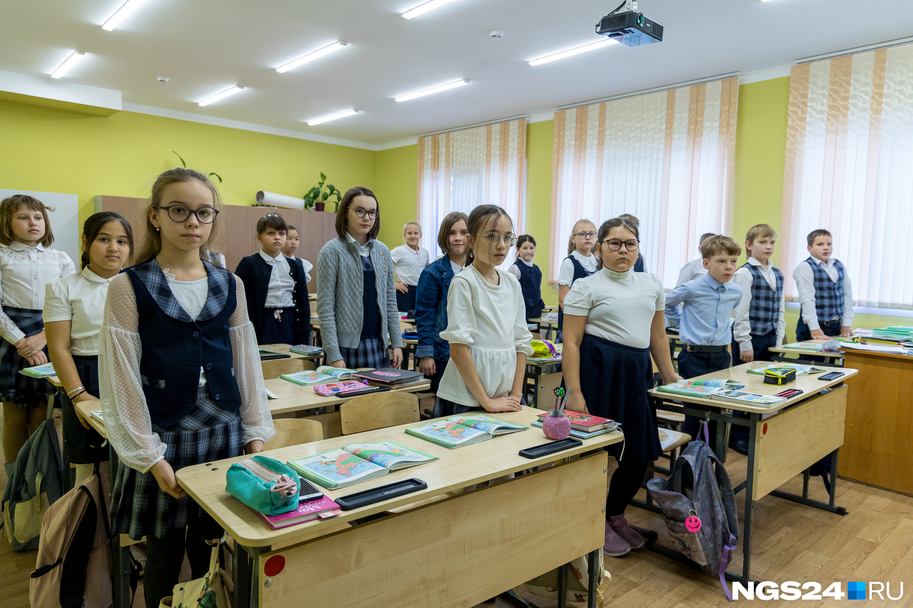 Каждый кабинет выкрашен в свой цвет и оформлен по-своему Каждый кабинет выкрашен в свой цвет и оформлен по-своему