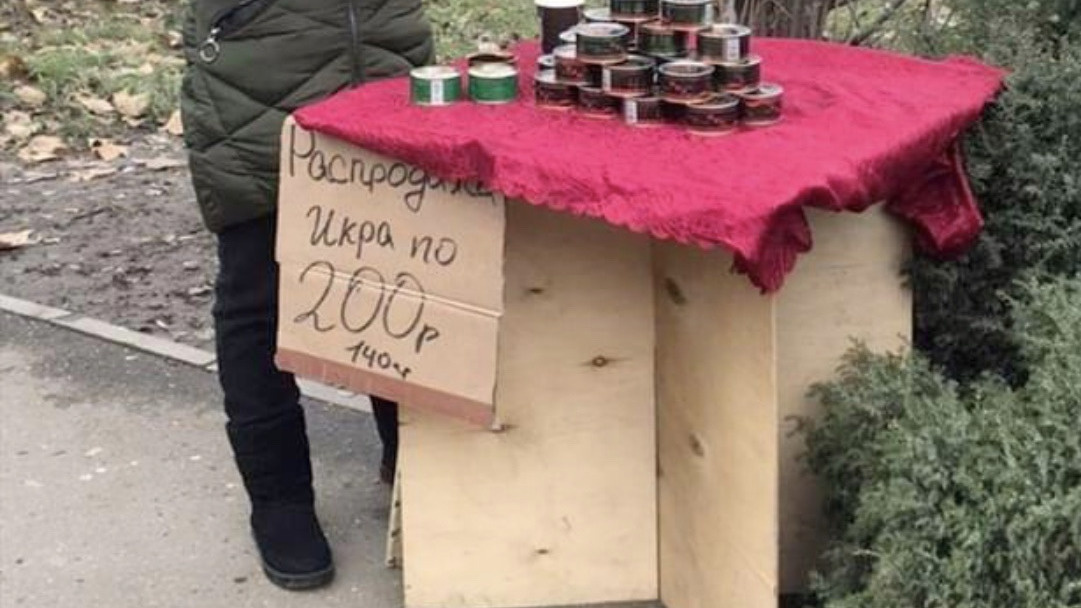 «Тухлую икру моют антисептиком и фасуют»: предприниматель из Тольятти — о распродажах красной икры