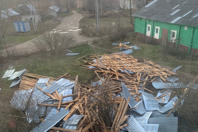 Ветер сорвал крышу с многоквартирного дома