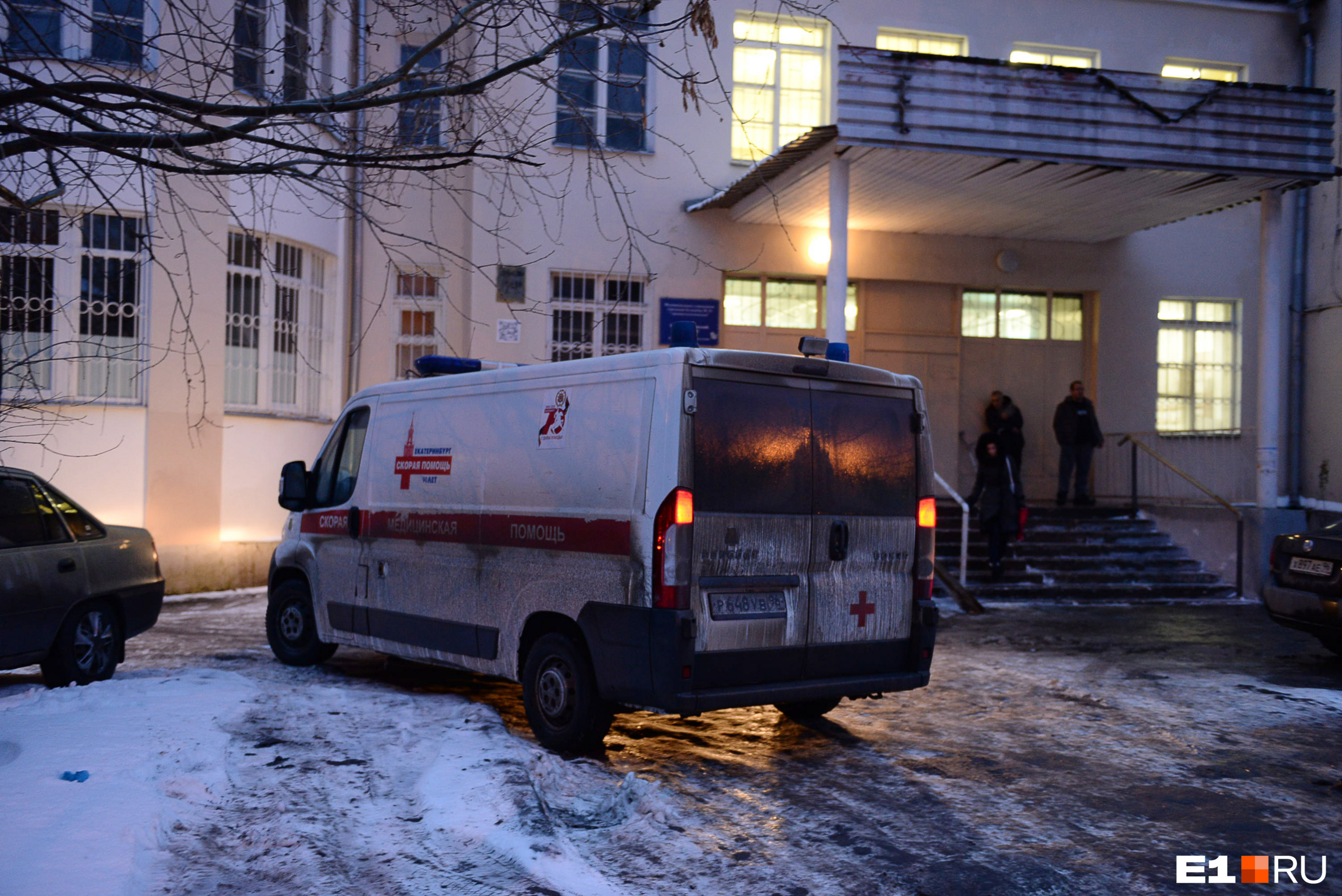 «Стала угрожать ножом». В Екатеринбурге пьяная пациентка накинулась на медиков скорой помощи