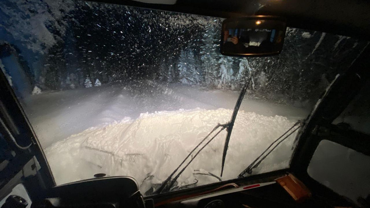 «Метра два выпало». Туристы из Уфы застряли в снежной ловушке посреди уральской тайги