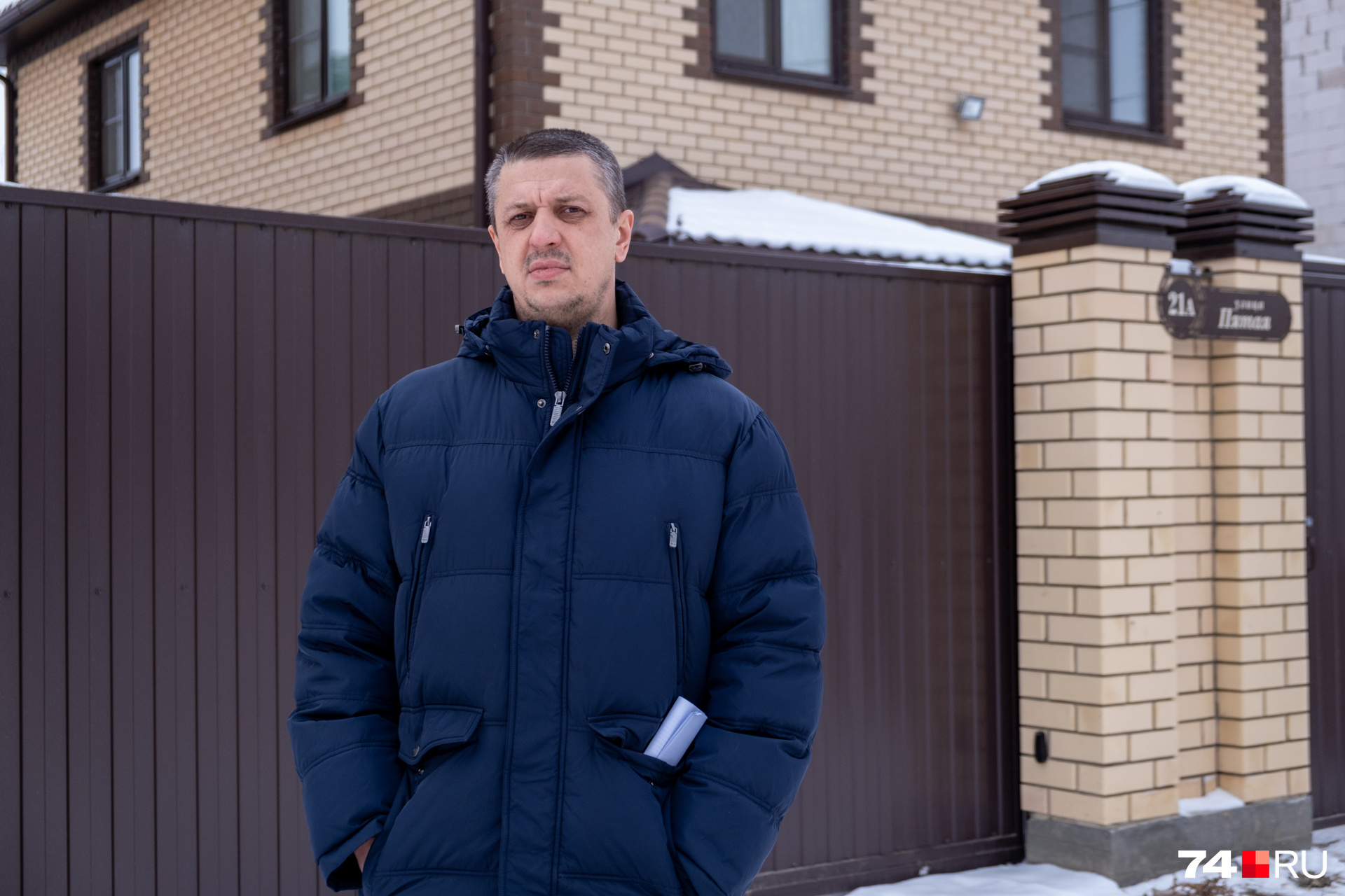 Врач-реаниматолог Игорь Недбайло замерзает в новом доме, когда в поселке отключают свет. Без электричества нет ни воды, ни отопления, ни канализации Врач-реаниматолог Игорь Недбайло замерзает в новом доме, когда в поселке отключают свет. Без электричества нет ни воды, ни отопления, ни канализации