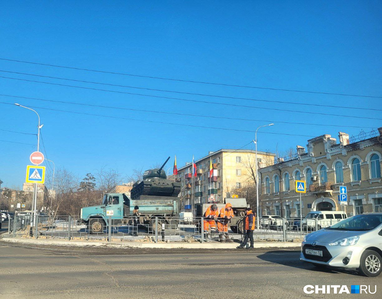 Памятник танку Т-34 обнесли заборами на улице Горького в Чите