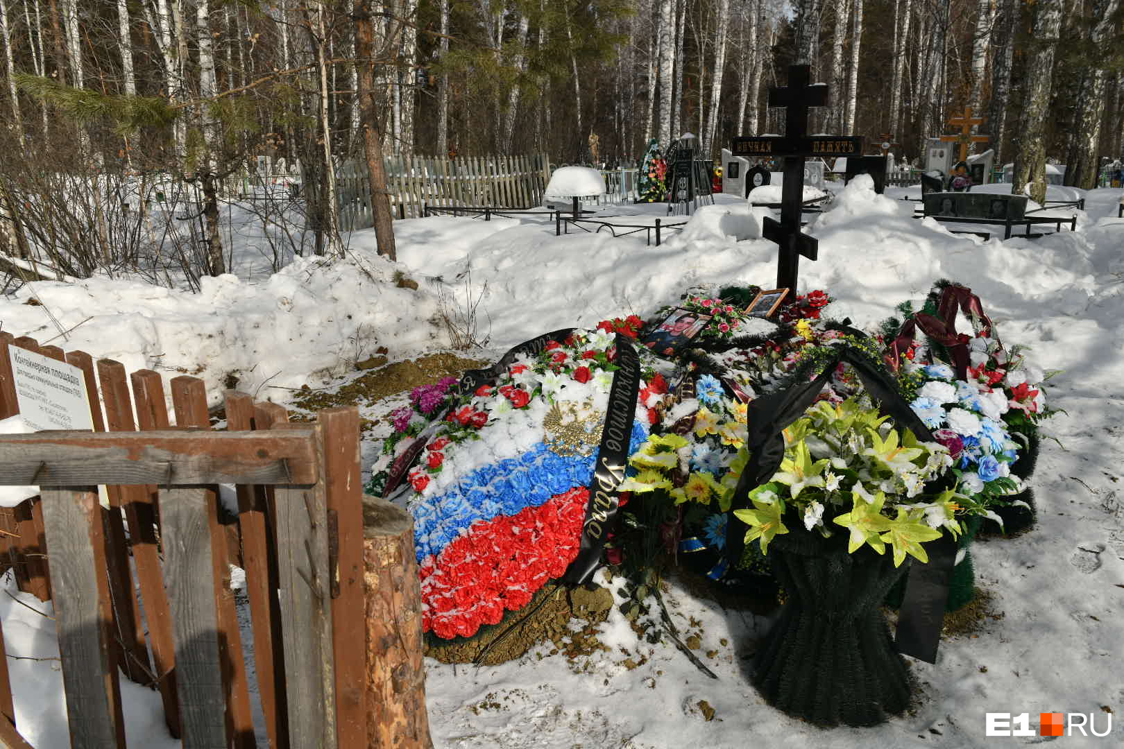 приносят цветы на могилу солдата к разбитому доту фото 13
