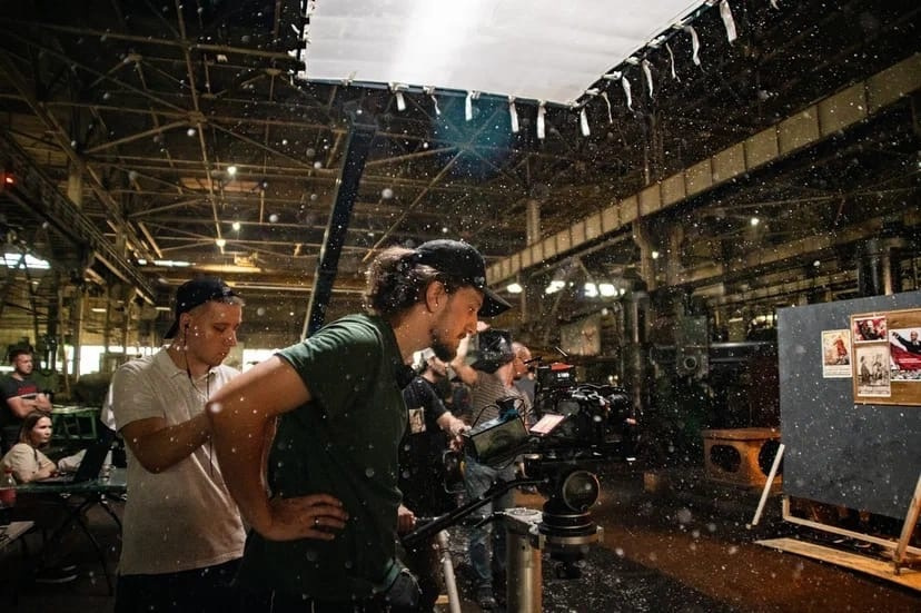 Актер принимает участие в художественном проекте, который снимают в цехах Иркутского завода тяжелого машиностроения