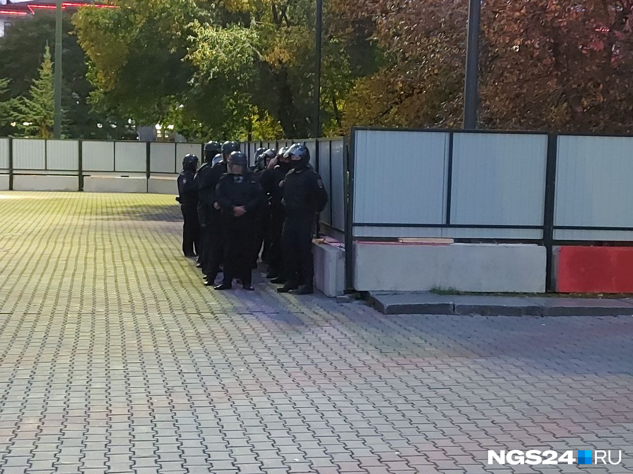 Полицейские ждали участников на площади Революции