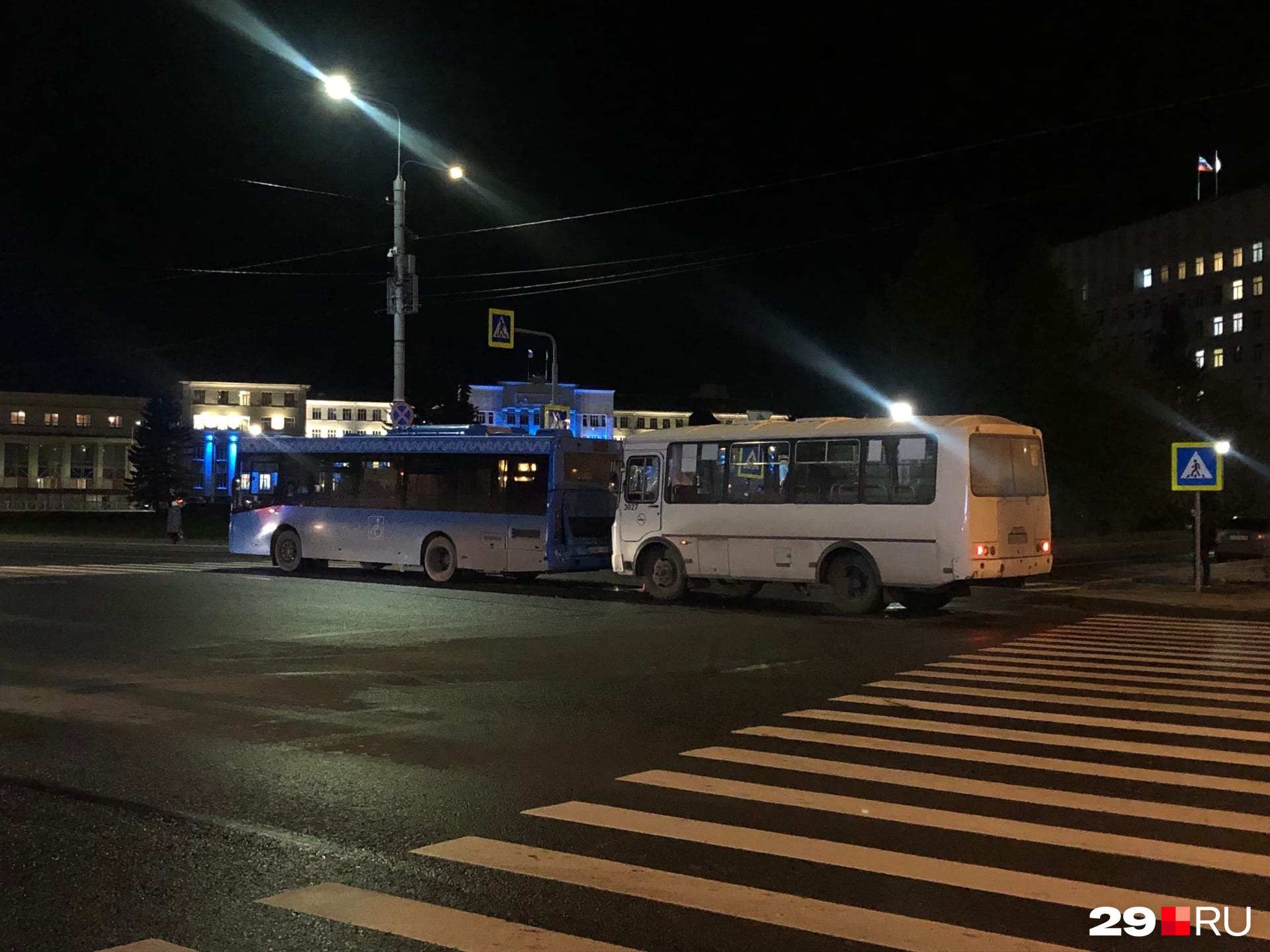 104-й автобус остановился перед пешеходным переходом