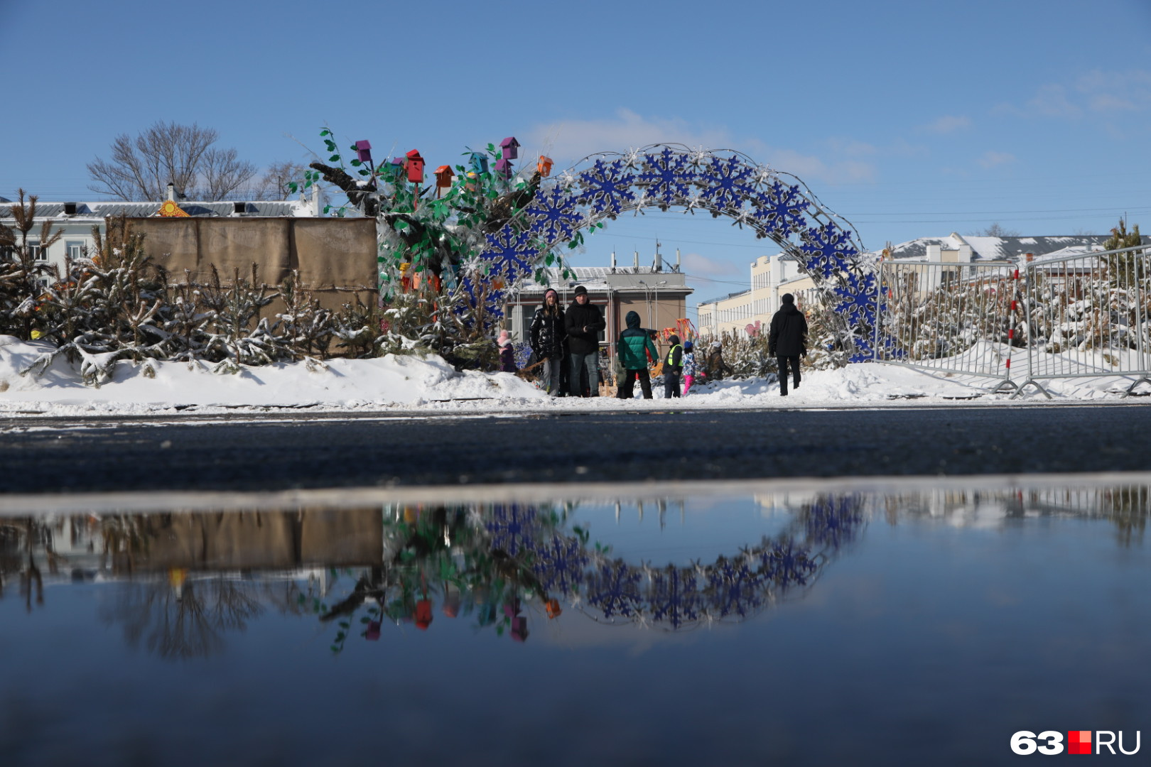 Новогодний городок всё еще не убрали с площади Куйбышева