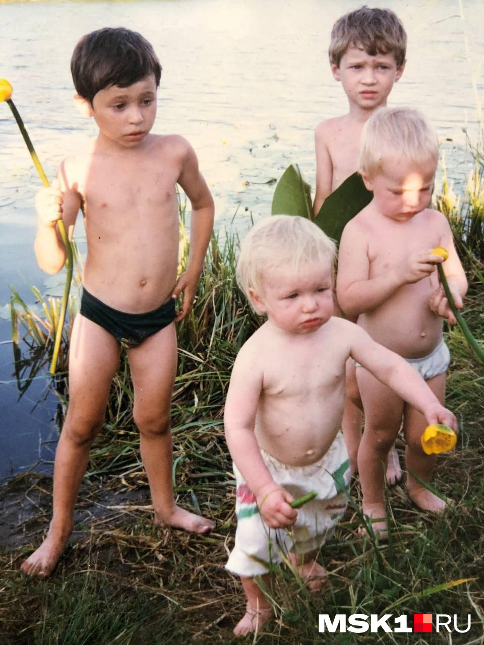 Детское фото братьев Ревуцких. Радислав — справа сзади