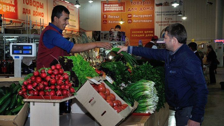 Дорогие наши овощи! Смотрим, как менялись цены на помидоры и огурцы в Свердловской области
