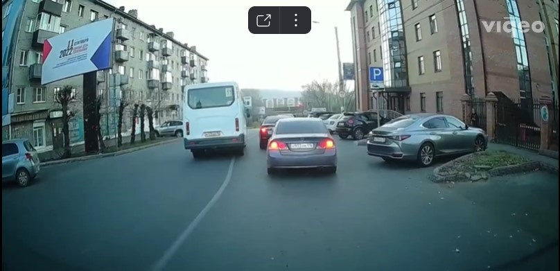Маршрутчики в Чите выезжают на встречку, чтобы не стоять на светофоре