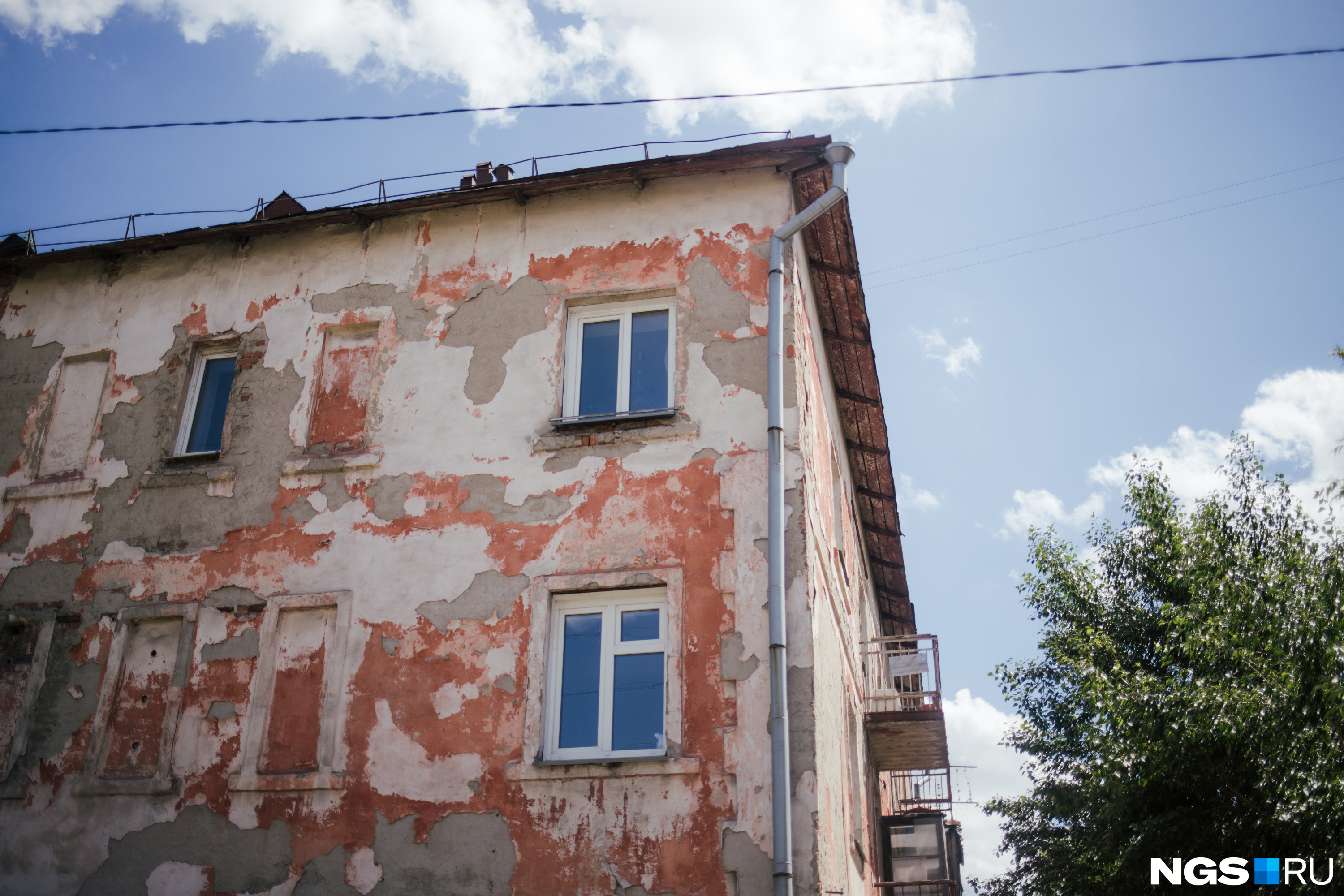 Малоэтажки с облупившимися фасадами в районе Владимировской — тоже Нахаловка