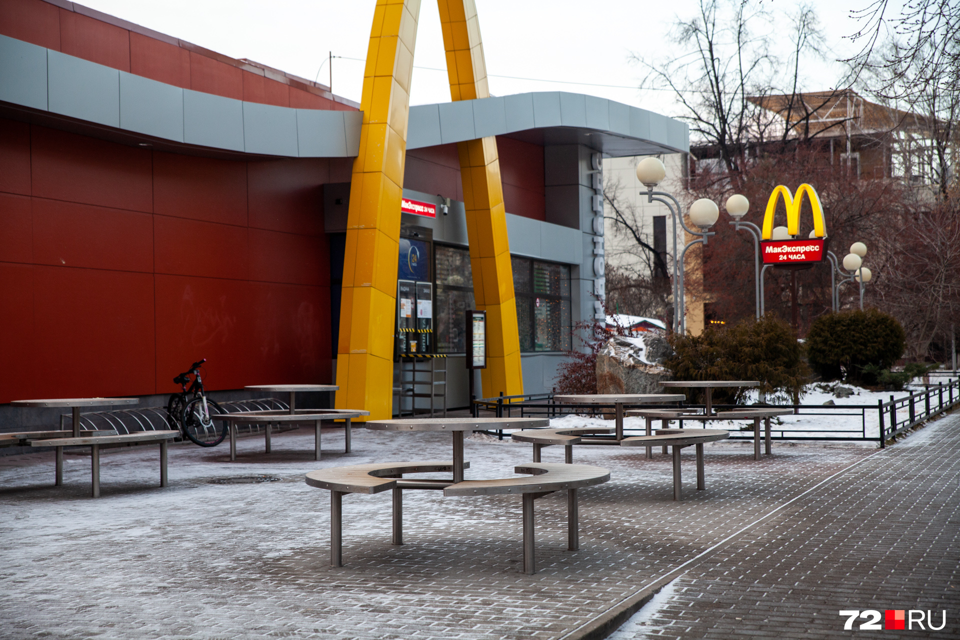 McDonald's тоже ушел из России. Их заменило российское предприятие общественного питания «Вкусно — и точка»