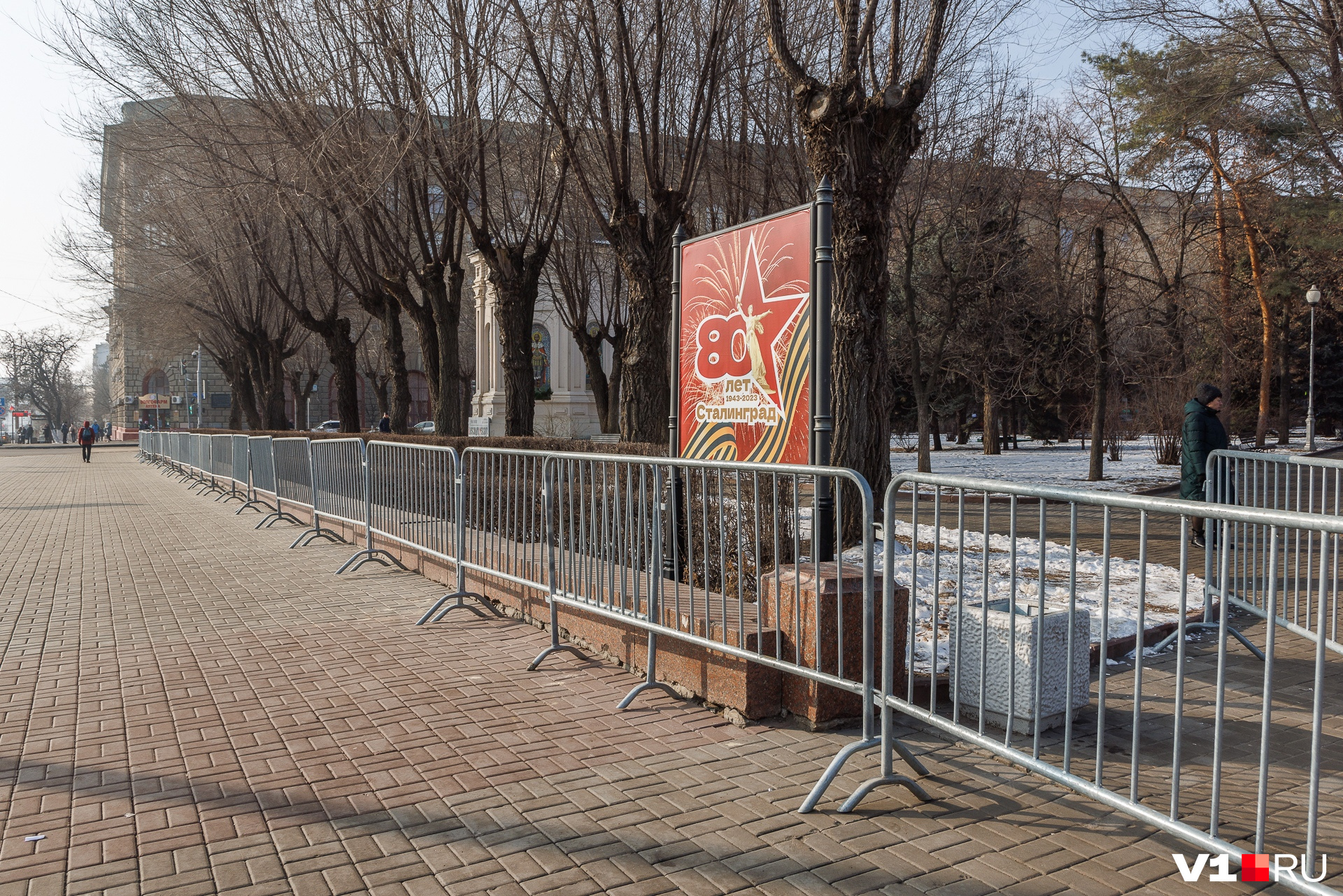 В центре появилось много плакатов и стендов к празднованию исторической даты