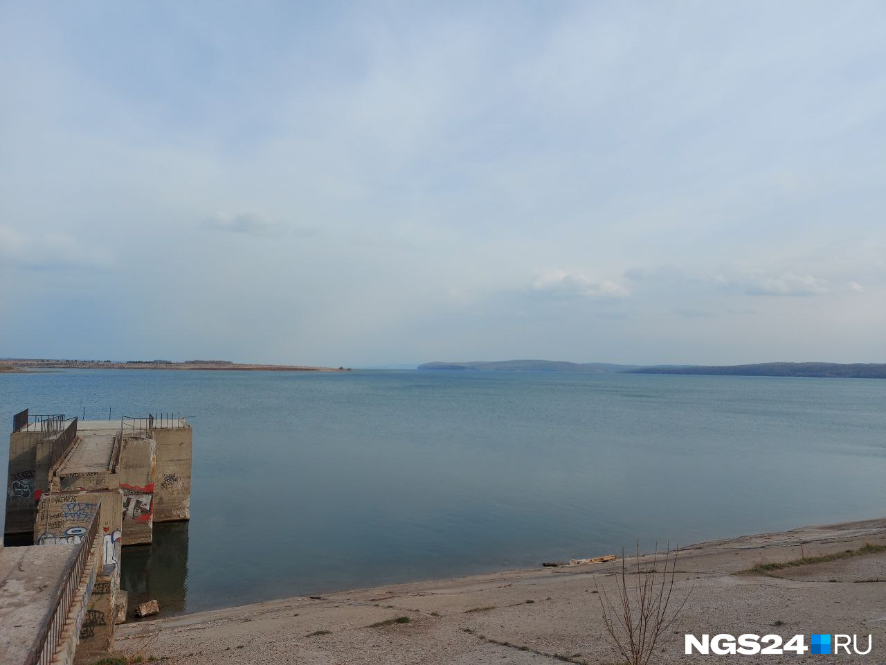 Вид на водохранилище с плотины Иркутской ГЭС