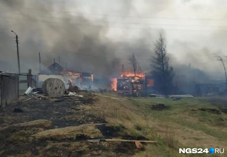 В Уяре мощный пожар В Уяре мощный пожар