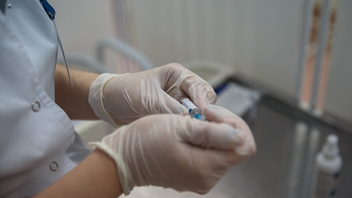 Детская вакцина от COVID поступит в Кузбасс позже ожидаемого: кому она предназначена в первую очередь