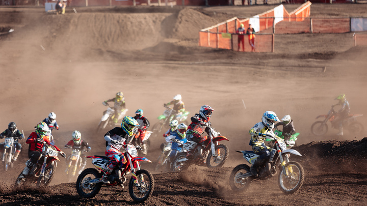 Пыль и мотоциклы: как в Кемерове проходят соревнования по мотокроссу