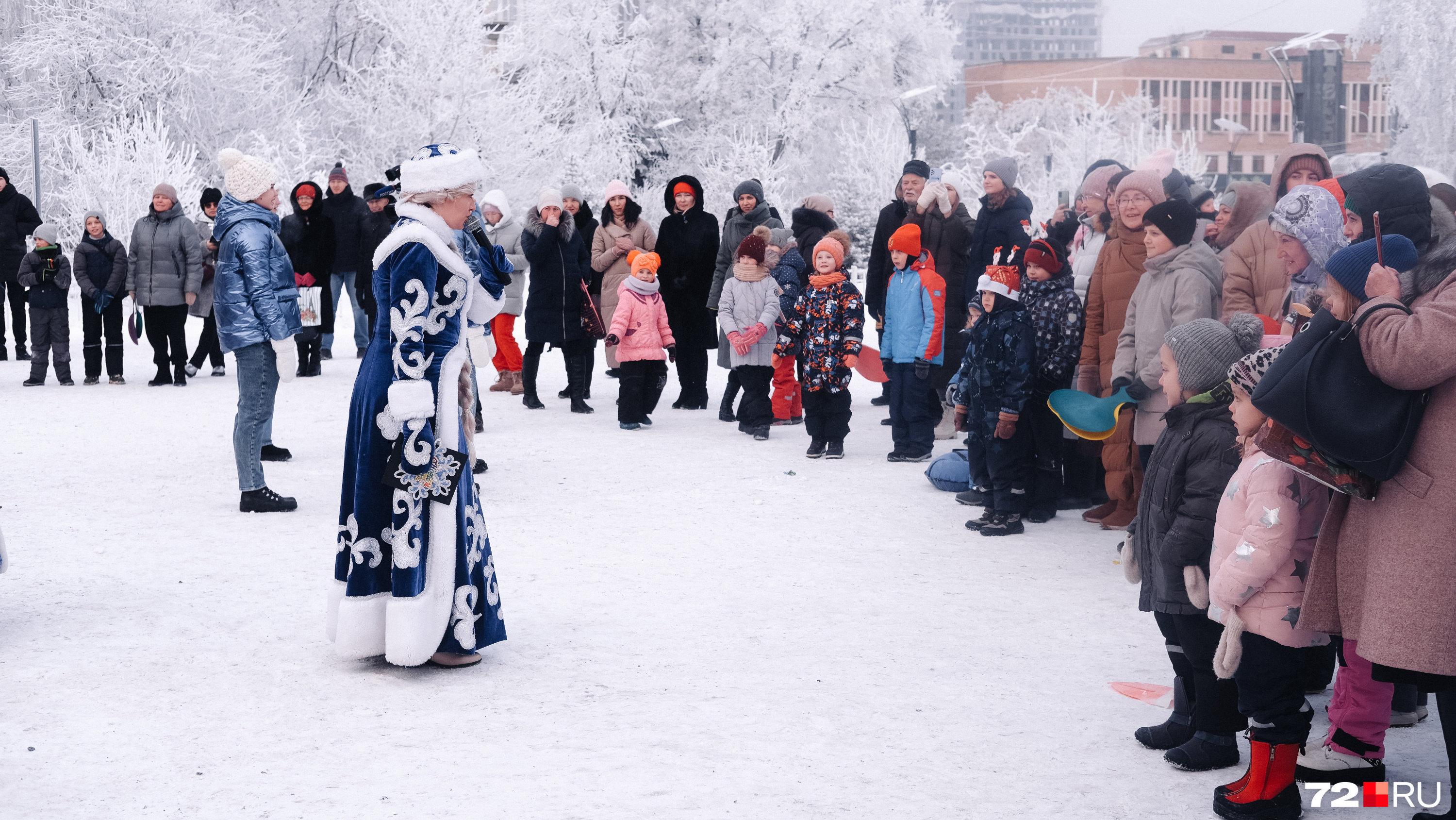Веселая и задорная Снегурочка также порадовала пришедших на праздник тюменцев